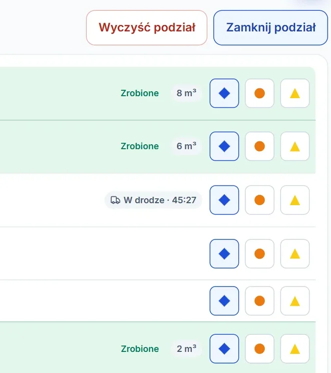Podział dnia na ekipy na tablecie: przy każdym wywozie romb, koło i trójkąt, u góry „Wyczyść podział”.