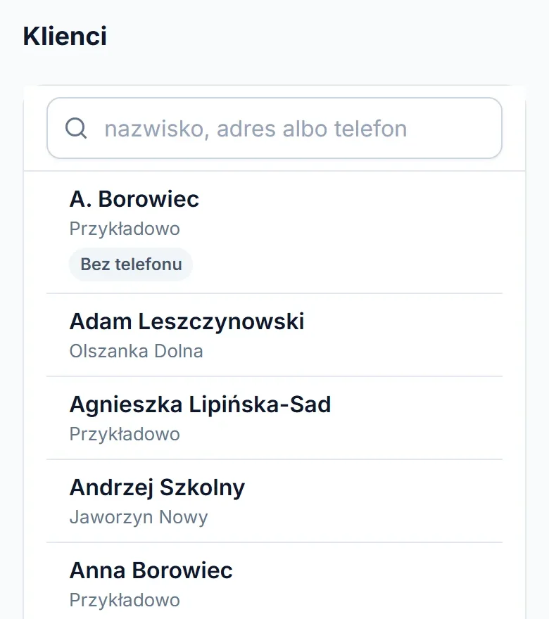 Lista klientów na telefonie ułożona alfabetycznie, przy jednym kliencie znacznik „Bez telefonu”.