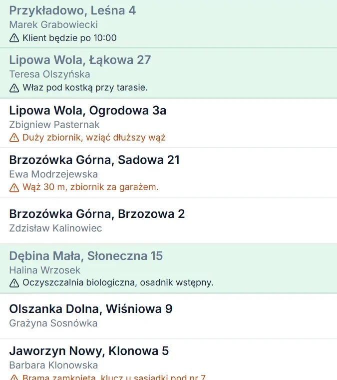 Lista zleceń dnia na tablecie ustawionym poziomo: adresy, uwagi dla ekipy i zrobione wywozy na zielono.
